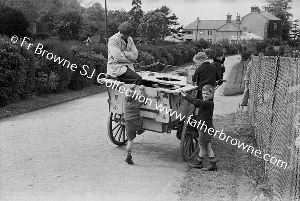 ICE CREAM MAN WITH CHILDREN